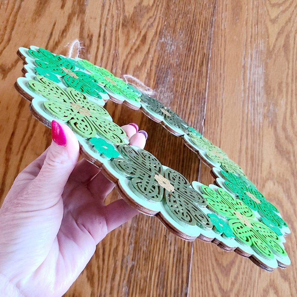 🍀💛🍀HANDPAINTED Wooden Shamrock Wreath - Picture 3 of 5